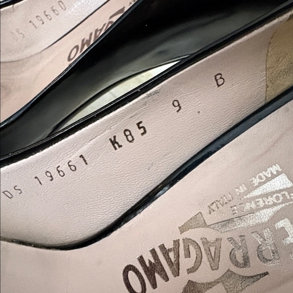 Salvatore Ferragamo Vara Bow Classic Leather Heels Pumps - Picture 8 of 12